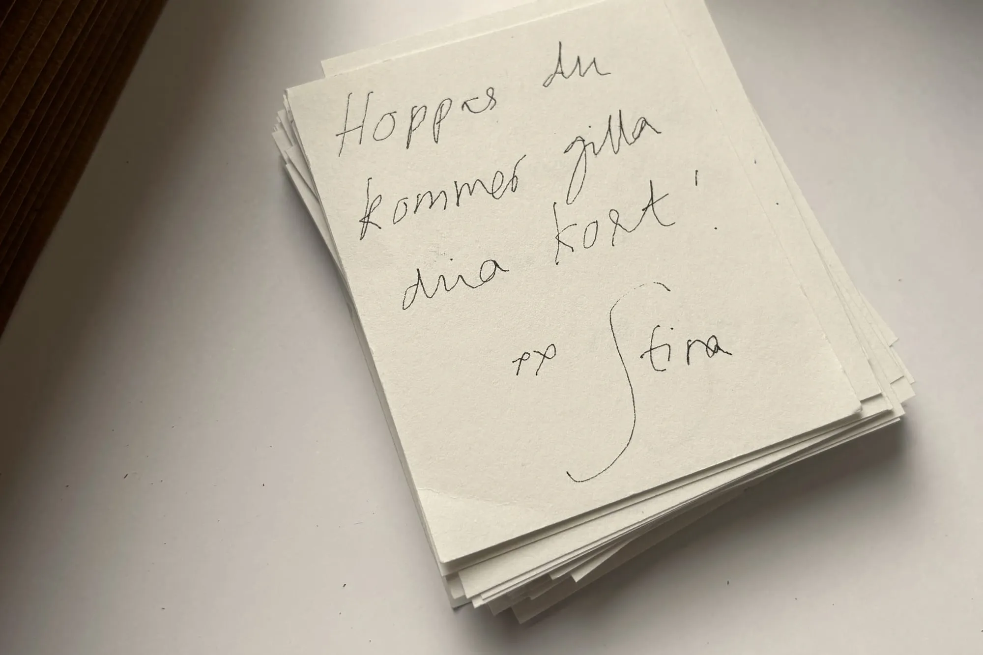 En bunt färdiga handskrivna kort redo att levereras i bulk